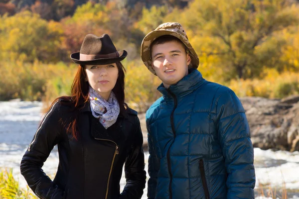 Mladý pár v podzimní módě — Stock fotografie