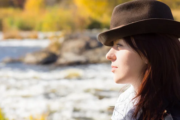 Stijlvolle jonge vrouw dragen van een hoed — Stockfoto
