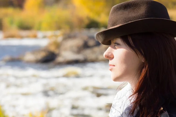 Jeune femme élégante portant un chapeau — Photo