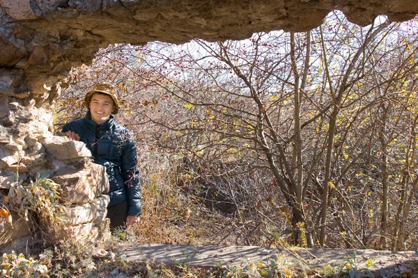 Beau jeune homme regardant dans une vieille ruine — Photo