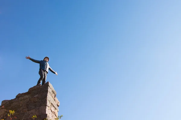 Joven celebrando en un edificio en ruinas —  Fotos de Stock