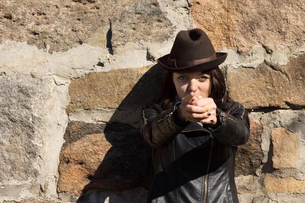 Donna che indossa cappello e fare pistola con le mani — Foto Stock