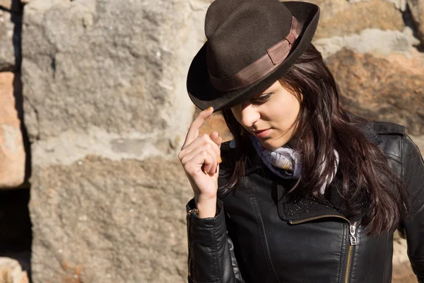 Mujer de moda con sombrero y chaqueta de cuero — Foto de Stock