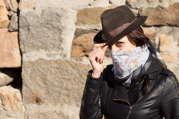 Giovane donna bandita doffing suo cappello — Foto Stock