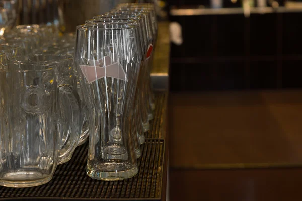 Diverses verres à boisson vides au bar — Photo