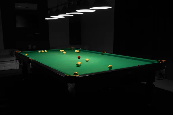 Pool Table in lege verlicht zwak zwembad hal — Stockfoto