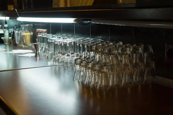 Beaucoup de verres transparents empilés sur une table en bois — Photo