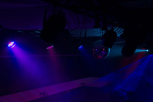 Lila und blaue Scheinwerfer im Nachtclub — Stockfoto