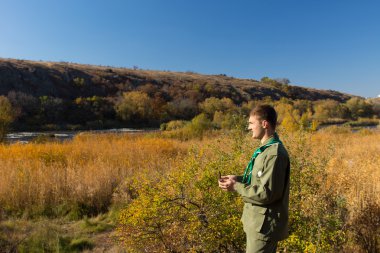 Vahşi doğada yürüyüşe scout