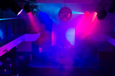Gece kulübünde DJ renkli ışıklarla yaktı