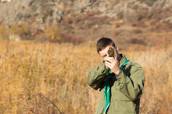 Scout prendre une lecture sur sa boussole — Photo