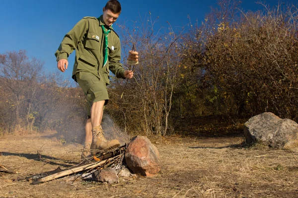 Ranger do parque a apagar um fogo de cozinha — Fotografia de Stock