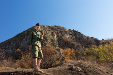 İzci veya ranger bir vahşi iz üzerinde
