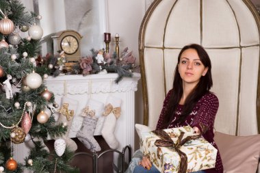 Hediye işaret vererek ciddi kadın