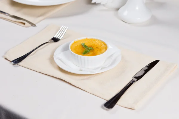 カボチャのスープのボウルはテーブルで提供しています — ストック写真