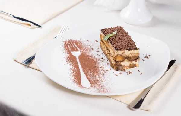 Rebanada de pastel de chocolate en la placa con contorno de tenedor —  Fotos de Stock