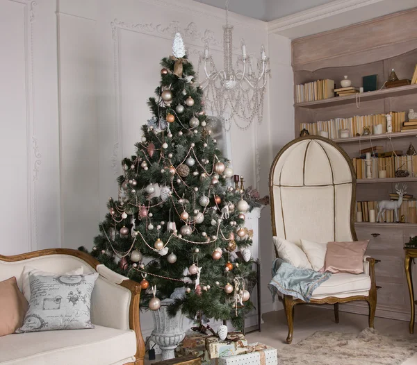 Gedecoreerde kerstboom in een woonkamer — Stockfoto