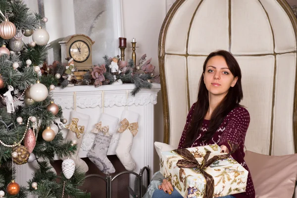 Mujer seria en dar regalos signo — Foto de Stock