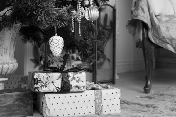 Caixas de presente Abaixo Árvore de Natal em Monocromático — Fotografia de Stock