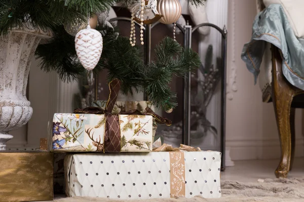 Krásné vánoční dárky pod vánoční stromeček — Stock fotografie