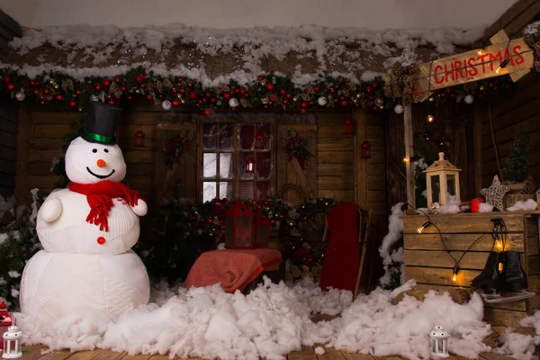 Atractivas decoraciones navideñas dentro de una casa de madera — Foto de Stock