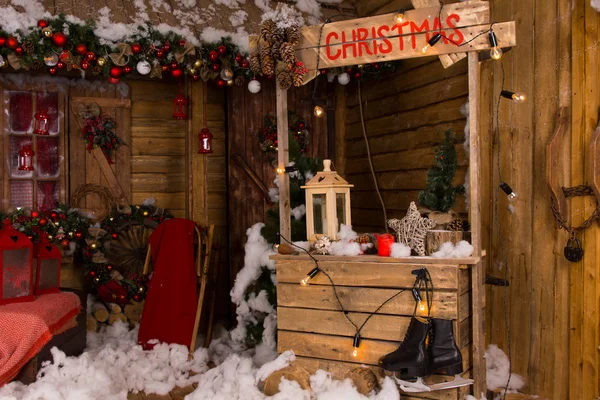 Cabine de Natal dentro de uma casa de madeira — Fotografia de Stock