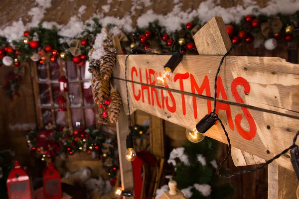 Vánoční štítek na stěně stánku s dekory — Stock fotografie