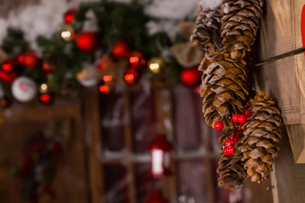 Pinheiro Cones Natal Decorações penduradas na parede — Fotografia de Stock