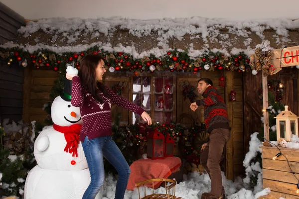 Mujer arrojando nieve de algodón a un chico mientras juega —  Fotos de Stock