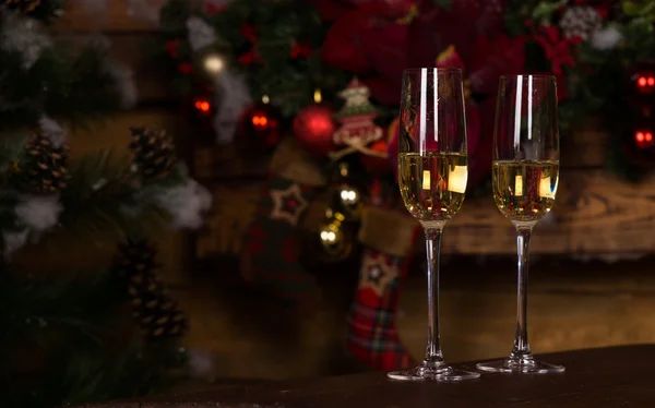 Zlatá vína na elegantní flétna sklenice na stole — Stock fotografie