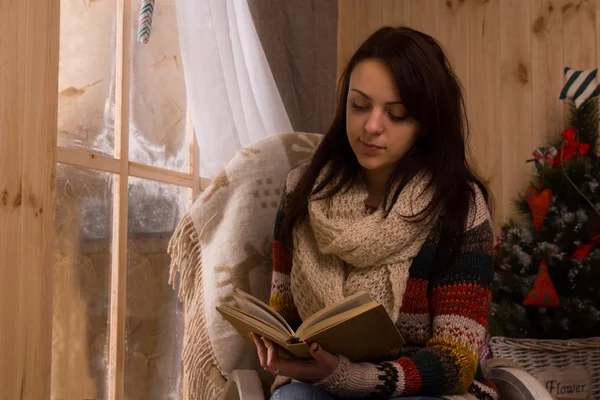 Attraktive junge Frau sitzt beim Lesen — Stockfoto