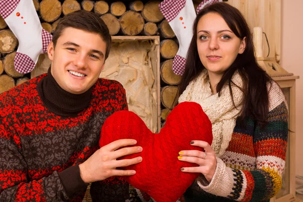 Glückliches romantisches Paar mit rotem Herz — Stockfoto