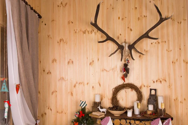 Feestelijke regeling voor Kerstmis in een chalet — Stockfoto