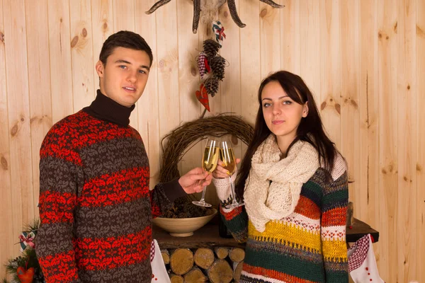 Casal jogando copos de vinho dentro da casa — Fotografia de Stock