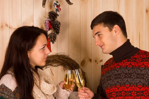 Jong paar in liefde vieren met de champagne — Stockfoto