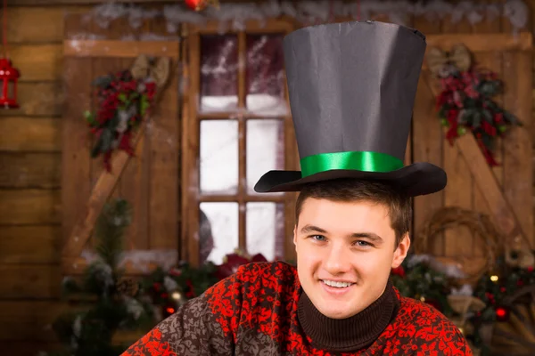 Bello uomo sorridente con cappello nero — Foto Stock