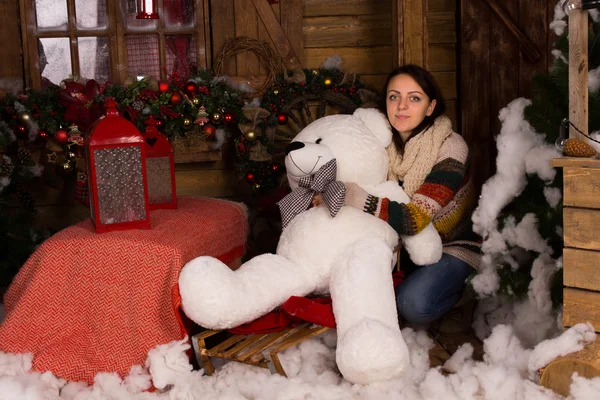 Joven mujer abrazando gran oso blanco muñeca — Foto de Stock