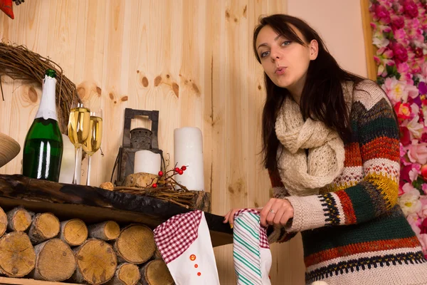 Frau wirft einen Blick in Weihnachtsstrumpf — Stockfoto
