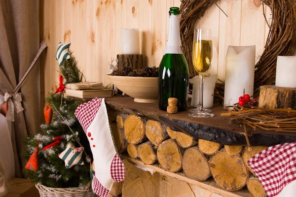 Manto de tronco rústico con medias de Navidad — Foto de Stock