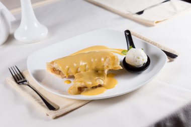 Kapalı tatlı krep dondurma sosu