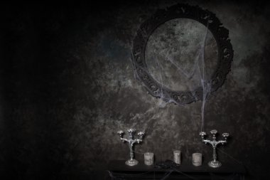 Candelabras ve süslü çerçeve pasını kaplı