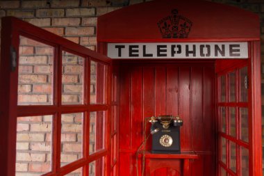 Kırmızı kamu telefon kulübesinden açık kapı ile