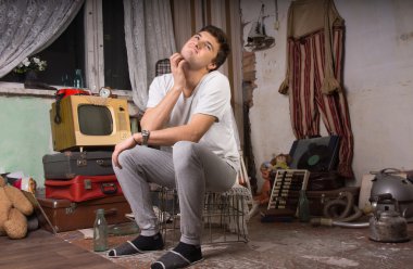 Adam onun boynunu kaşıma önemsiz odasında oturmuş