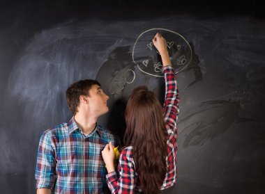 Önünde siyah kara tahta genç Çift