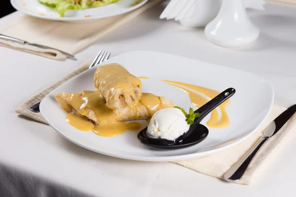 Delicioso postre crujiente de pastelería con sorbete —  Fotos de Stock