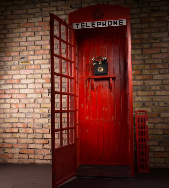 Cabine telefónica pública vermelha com porta aberta — Fotografia de Stock