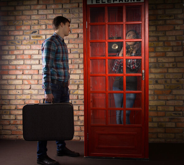 Мужчина, ждущий свою жену возле телефонной будки
