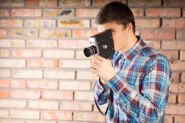 Joven hombre imagen usando vintage cámara —  Fotos de Stock