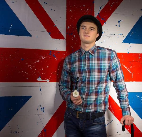 Man in Trendy mode In Front-Brittannië vlag — Stockfoto