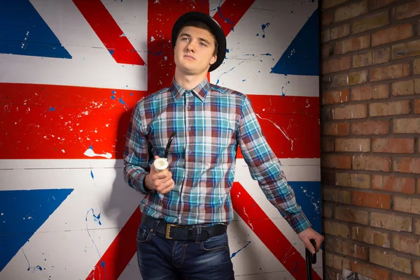 Uomo in camicia a scacchi e jeans davanti Bandiera britannica — Foto Stock